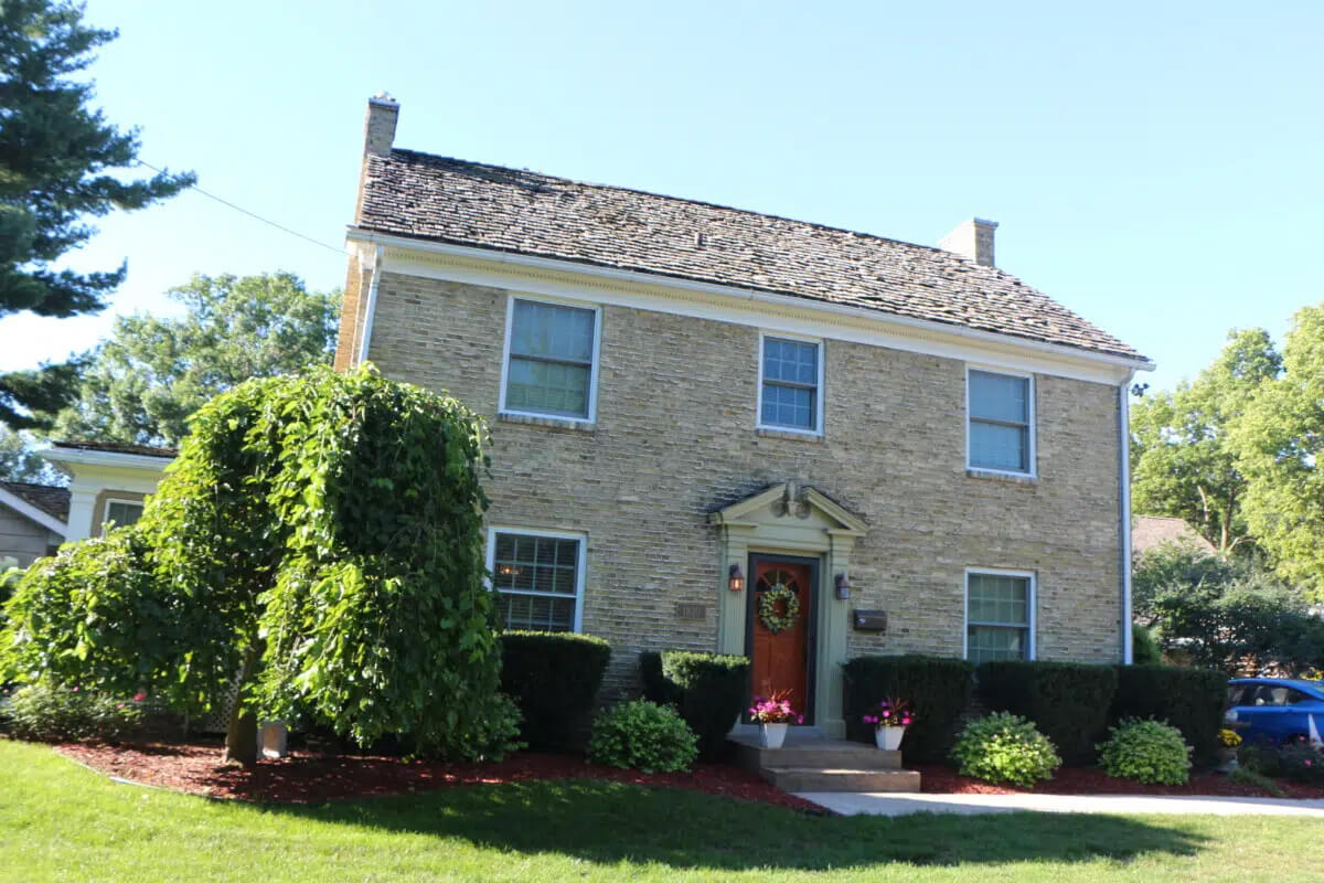 Pros and Cons of Staying in a Bed and Breakfast Pros and Cons of Staying in a Bed and Breakfast