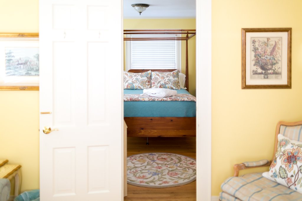 Bed & Breakfast Guest suite at 1810 Emerson House