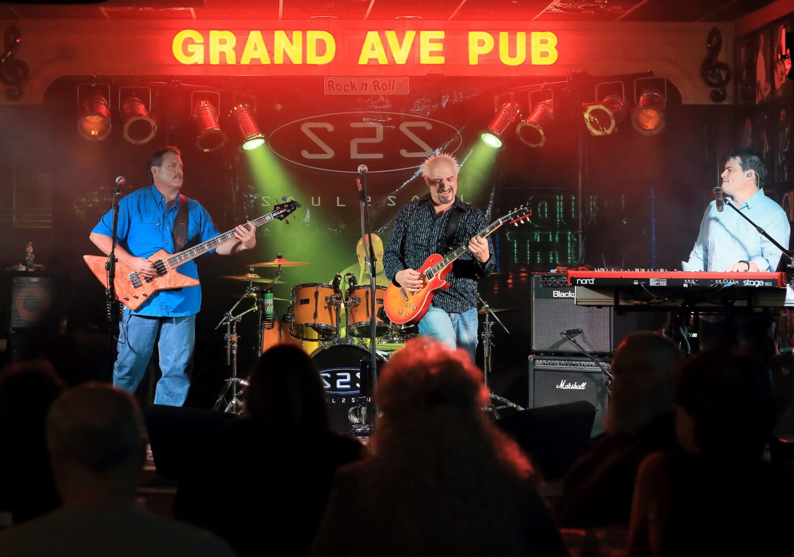 Hear grand avenue pub live music